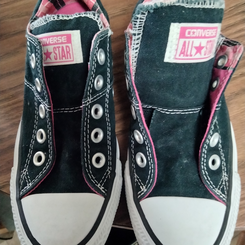 Women's size 5 black converse shoes.